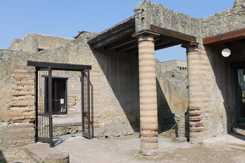 Ins. Orientalis I, 2, Herculaneum, March 2014.
Looking west from entrance doorway onto Cardo V, and opposite to IV.21,. the House of the Stags (Casa dei Cervi).
Foto Annette Haug, ERC Grant 681269 DÉCOR